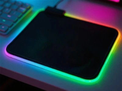 Vienodas apšvietimas ant RGB švytinčių pelės kilimėlių